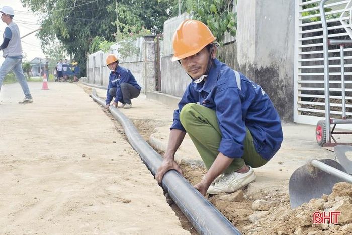 Công nhân Công ty CP Cấp thoát nước và Xây dựng Miền Trung triển khai lắp đặt ống dịch vụ tại thôn Yên Tràng.