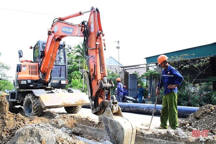 Hệ thống ống nước từ Nhà máy nước La Giang (xã Đức Quang) về xã Trường Lưu phải đi qua nhiều địa phương.