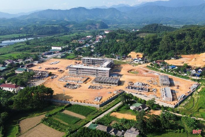 Công trường Dự án Trường Phổ thông nội trú liên cấp Tiểu học và Trung học cơ sở Sơn Kim 1 đang nhộn nhịp thi công.