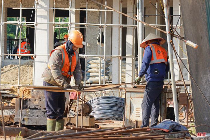 Nhà thầu huy động hơn 150 nhân công cùng hệ thống máy móc, thiết bị chuyên dụng đẩy nhanh tiến độ.