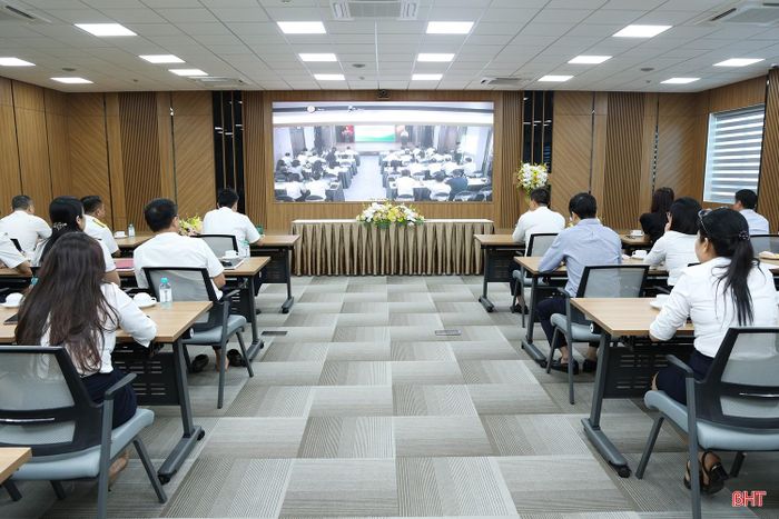 Đại biểu theo dõi lễ ký kết điểm cầu chính giữa Ngân hàng Thương mại cổ phần Ngoại thương Việt Nam và Cục Thuế qua màn hình trực tuyến.