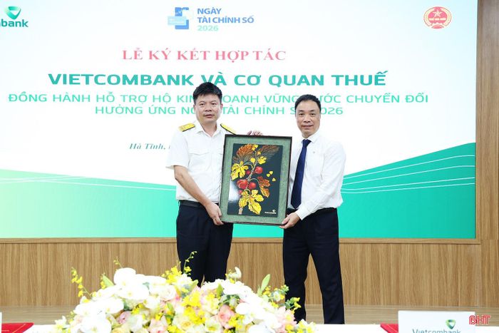 Đại diện lãnh đạo Vietcombank Chi nhánh Hà Tĩnh và Thuế tỉnh Hà Tĩnh chụp ảnh lưu niệm và tặng quà tại lễ ký kết.
