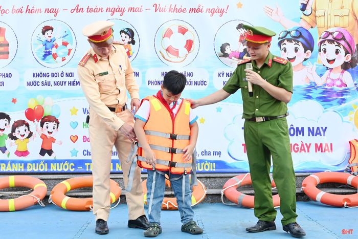 Nhiệm vụ của "ca trực" này là dạy bơi và tuyên truyền các kỹ năng phòng chống đuối nước, kỹ năng sơ cứu cho các em nhỏ.
