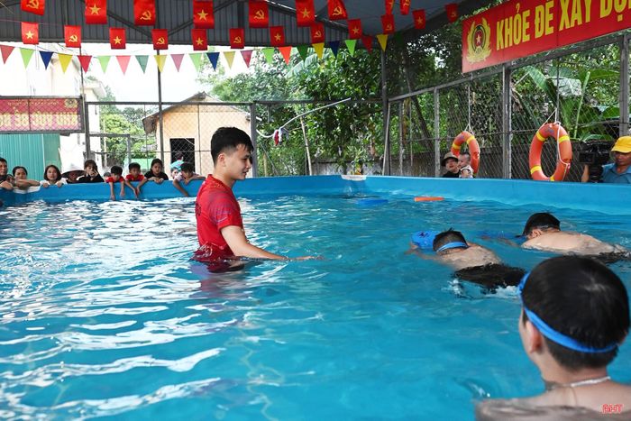 Sau vài buổi học, nhiều em đã mạnh dạn hơn, tự tin xuống nước và bắt đầu hình thành những kỹ năng đầu tiên để bảo vệ mình.