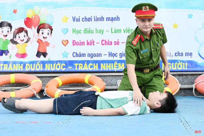 Tôi tốt nghiệp chuyên ngành chỉ huy phòng cháy chữa cháy. Trong quá trình học tập, tôi được đào tạo bài bản về kỹ năng bơi lội, phòng chống đuối nước và cứu nạn, cứu hộ.