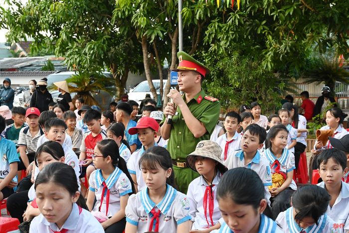Hàng ngày, nhiệm vụ của tôi là đảm bảo an ninh trật tự công cộng, giao thông trên địa bàn; tuyên truyền, phổ biến pháp luật; duy trì trật tự xã hội và phòng ngừa các nguyên nhân phát sinh vi phạm.