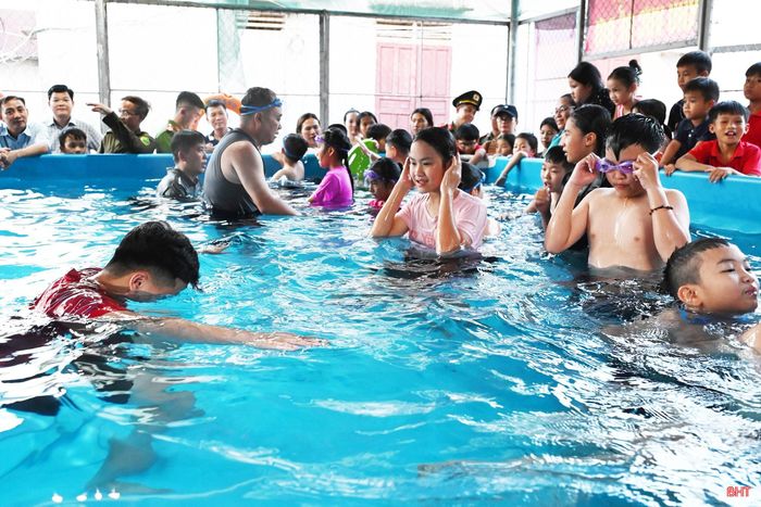 Bể bơi phục vụ giảng dạy được tận dụng từ bể của UBND xã Hương Trạch cũ trước thời điểm sáp nhập đơn vị hành chính. Để có nơi học tập an toàn cho các em, cán bộ, chiến sỹ trong đơn vị đã cùng nhau đóng góp thêm kinh phí cải tạo, sửa chữa và vận hành. Và mỗi ngày, tôi lại bước vào "ca trực" khác khi trời dịu nắng.