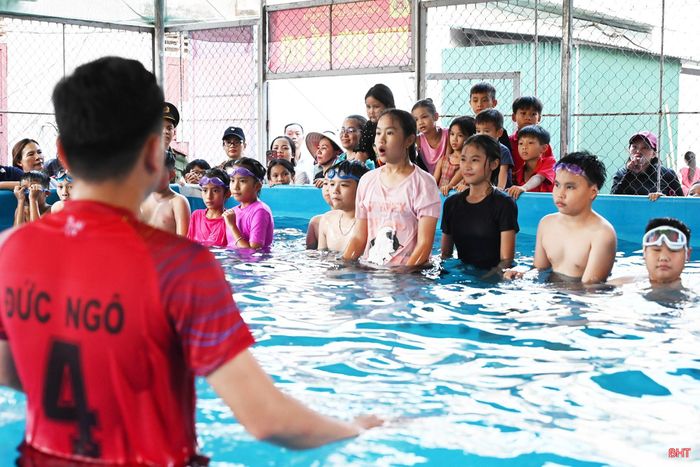 Hiện nay, chương trình đã thu hút gần 200 trẻ em trên địa bàn đăng ký tham gia học bơi.