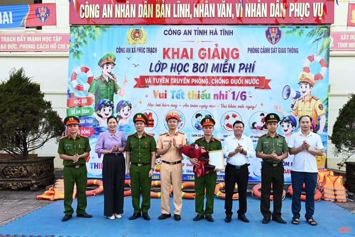 Nhận thấy thực tế trên địa bàn có nhiều hồ, đập, sông, suối và thường xuyên lũ lụt, tiềm ẩn nguy cơ đuối nước, trong khi đó, có nhiều trẻ em chưa biết bơi. Mùa hè năm 2026, Công an xã Phúc Trạch đã quyết định mở các lớp dạy bơi miễn phí với mục tiêu tạo sân chơi cho trẻ em và huấn luyện các em biết bơi. Và mỗi ngày, tôi lại bước vào "ca trực mới" khi trời dịu nắng.