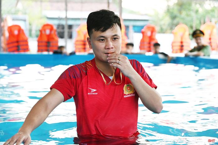 Những kiến thức đó vừa giúp tôi hoàn thành tốt nhiệm vụ chuyên môn, vừa là nền tảng để trực tiếp huấn luyện các em tập bơi.