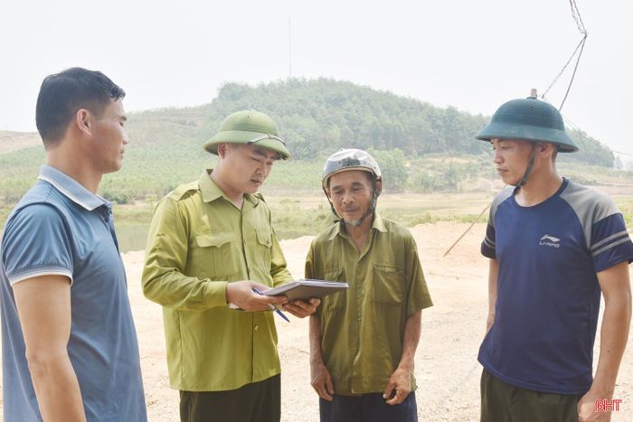 Cán bộ Ban QLRPH Hương Khê nhắc nhở người dân hạn chế vào rừng trong những ngày nắng nóng gay gắt.