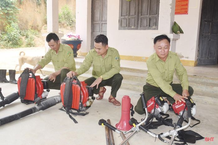 Đội BVR Rào Rồng (Ban QLRPH Hương Khê) kiểm tra, chuẩn bị các loại phương tiện chữa cháy.