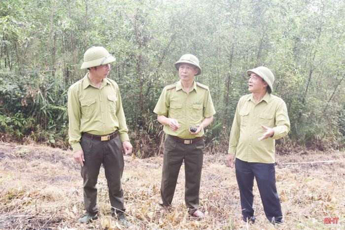 Lãnh đạo Hạt Kiểm lâm Kỳ Anh và Ban QLRPH Nam Hà Tĩnh kiểm tra và trao đổi các biện pháp bảo vệ các cánh rừng dễ cháy.