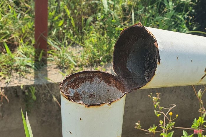 Tại nhiều vị trí, biển báo đã mất, chỉ còn trơ lại cột sắt hoặc cột bị gãy đổ. Một số biển chỉ dẫn bị mất hoàn toàn khiến việc nhận diện hướng đi gặp nhiều khó khăn.