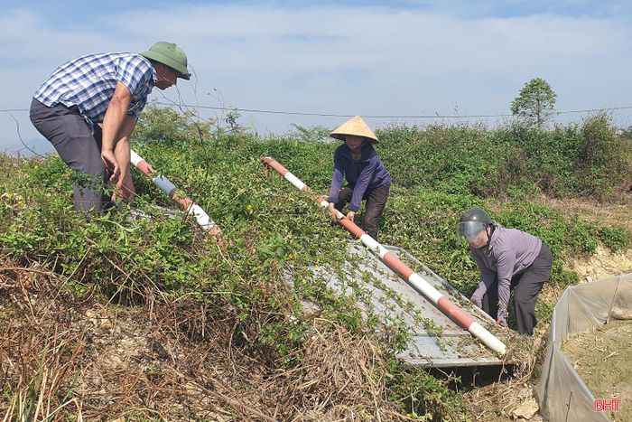 Tuy nhiên, sau thời gian đưa vào sử dụng, nhiều biển báo giao thông, biển chỉ dẫn trên tuyến đoạn giáp ranh giữa thôn Xuân Thủy, xã Can Lộc và thôn Yên Xuân, xã Xuân Lộc đã bị hư hỏng, gãy đổ hoặc nghiêng ngả nhưng chưa được sửa chữa, thay thế.