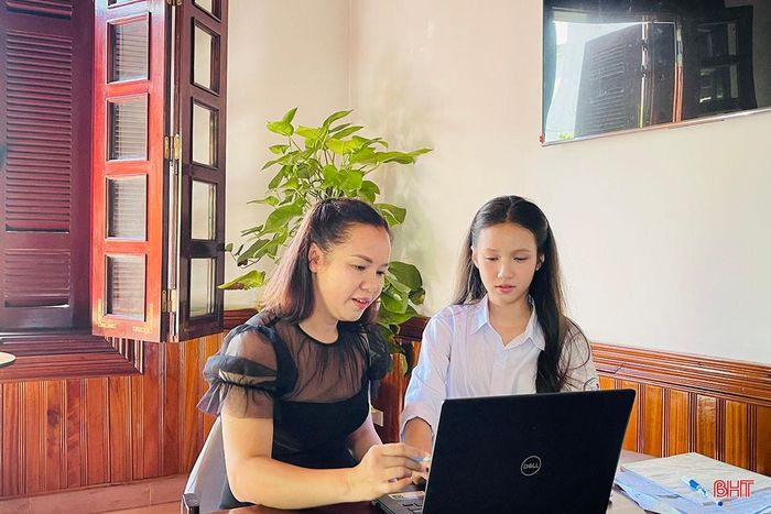 Mẹ là người luôn đồng hành cùng Hà Linh trong các lĩnh vực của cuộc sống, đặc biệt là hướng dẫn kỹ cách chi tiêu hợp lý.