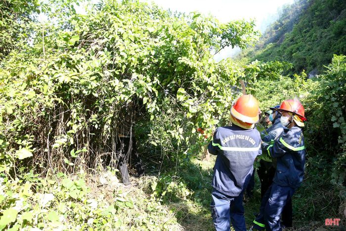 Thời tiết nắng nóng kết hợp với gió Tây Nam thổi mạnh, địa hình núi cao nên công tác chữa cháy gặp nhiều khó khăn.