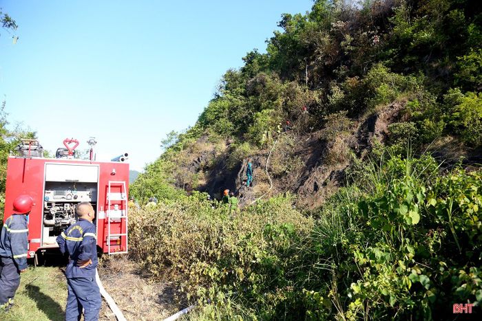 Nhờ triển khai linh hoạt, kịp thời các giải pháp, sau hơn 1 giờ đồng hồ, đám cháy được khống chế. Nguyên nhân vụ cháy đang được các cơ quan chức năng tiếp tục điều tra làm rõ.