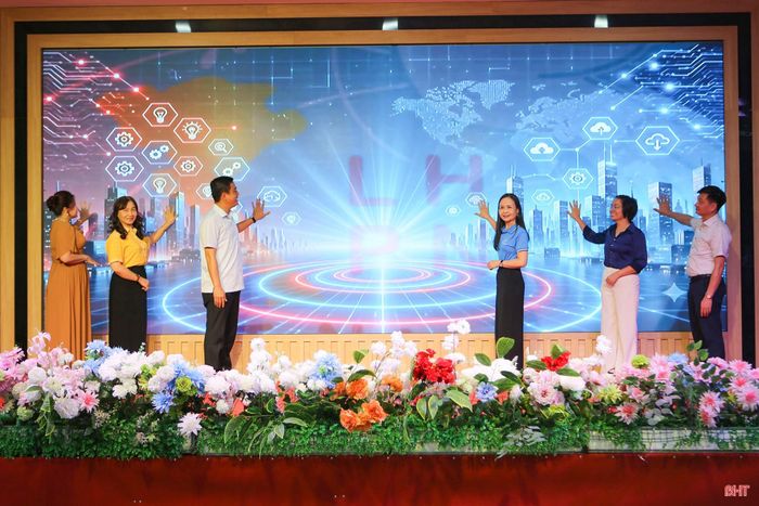 Các đại biểu thực hiện nghi thức bấm nút khởi động thực hiện Đề án 2415.