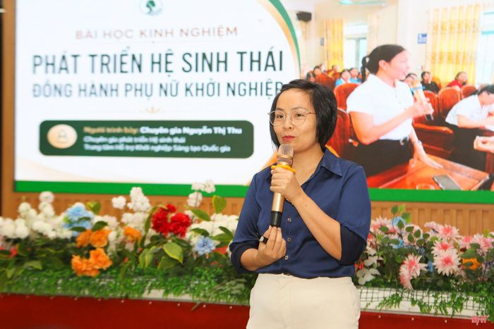 Bà Nguyễn Thị Thu - Chuyên gia phát triển hệ sinh thái thuộc Trung tâm Hỗ trợ khởi nghiệp đổi mới sáng tạo quốc gia (Bộ KH&amp;CN) trình bày chuyên đề: "Kinh nghiệm xây dựng cơ chế phối hợp và xây dựng hệ sinh thái hỗ trợ phụ nữ khởi nghiệp bền vững".