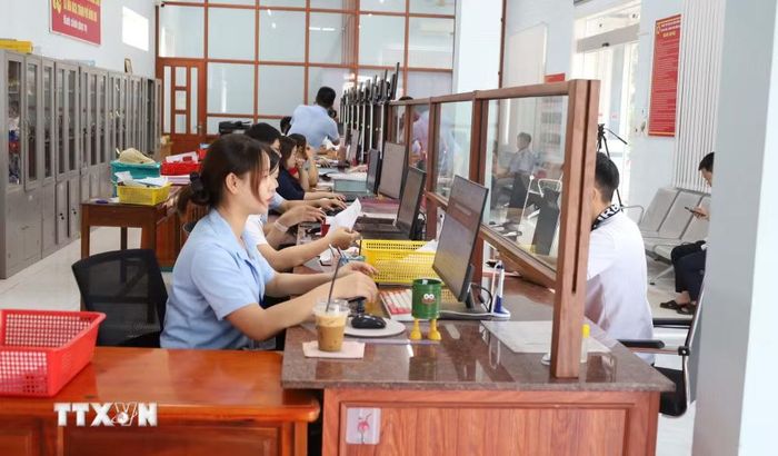 Tại Trung tâm Phục vụ hành chính công xã Nha Bích, người dân đến giao dịch được hướng dẫn tận tình, nhiều thủ tục được giải quyết ngay tại cơ sở mà không phải qua cấp trung gian như trước. (Ảnh: Đậu Tất Thành/TTXVN)