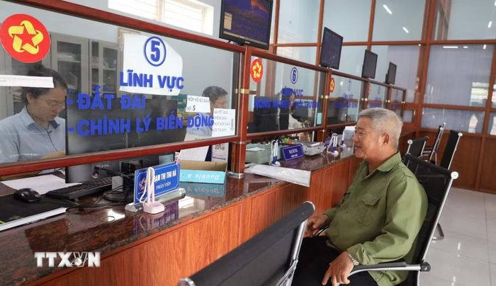 Ông Nguyễn Đình Thượng, ngụ ấp 3, xã Nha Bích cho rằng việc bỏ cấp trung gian đã mang lại nhiều thuận lợi cho người dân trong giải quyết các thủ tục hành chính. (Ảnh: Đậu Tất Thành/TTXVN)
