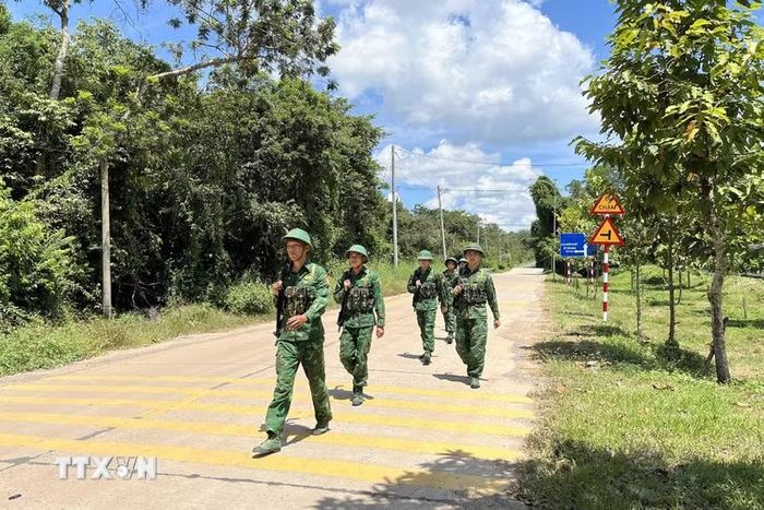 Cán bộ, chiến sỹ Đồn Biên phòng Cửa khẩu quốc tế Tân Nam tuần tra, kiểm soát khu vực bất kể nắng mưa. (Ảnh: Đức Hạnh/TTXVN)