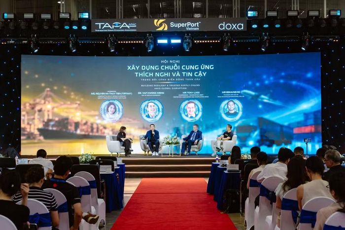 Các diễn giả thảo luận các giải pháp nhằm hướng tới mục tiêu xây dựng hệ sinh thái logistics thông minh, xanh và bền vững. (Ảnh: PV/Vietnam+)
