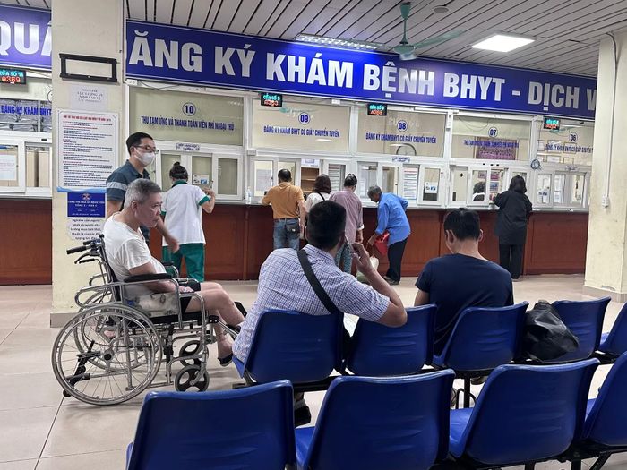 Người dân làm thủ tục khám chữa bệnh tại Bệnh viện K. (Ảnh: T.G/Vietnam+)