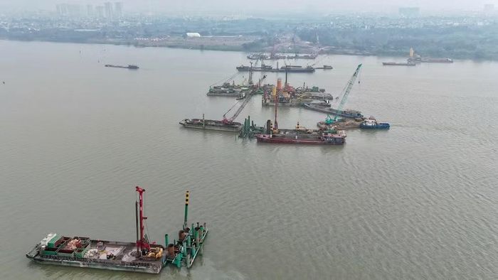 Dự án cầu Trần Hưng Đạo đang được các nhà thầu quyết tâm “cán đích” giữa năm 2027. (Ảnh: PV/Vietnam+)