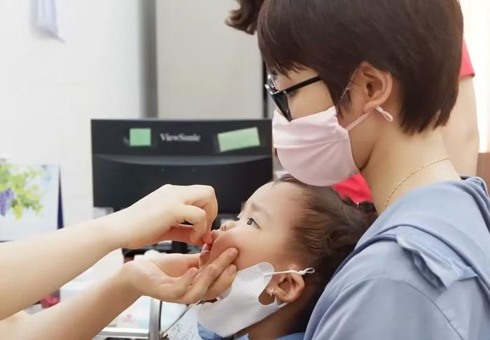 Nhân viên y tế cho trẻ uống Vitamin A. (Ảnh: PV/Vietnam+)