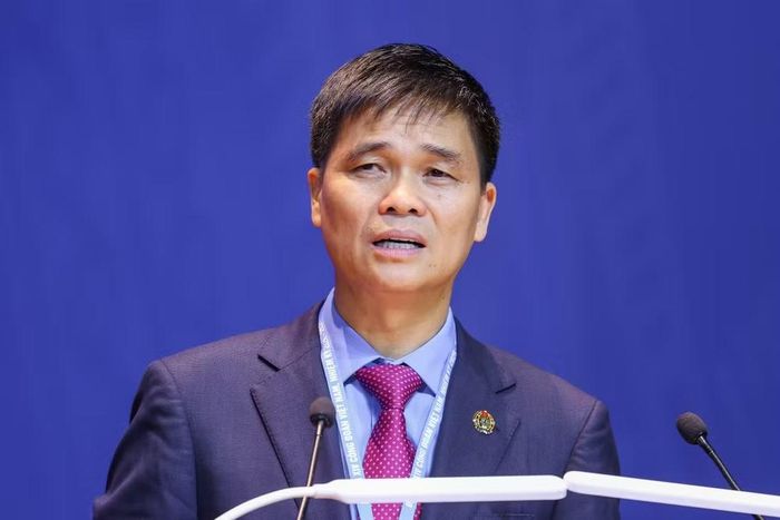 Ông Ngọ Duy Hiểu, Phó Chủ tịch Tổng Liên đoàn Lao động, Trình bày tổng quát Dự thảo Báo cáo chính trị của Ban Chấp hành Tổng Liên đoàn Lao động Việt Nam khóa XIII. (Ảnh: PV/Vietnam+)