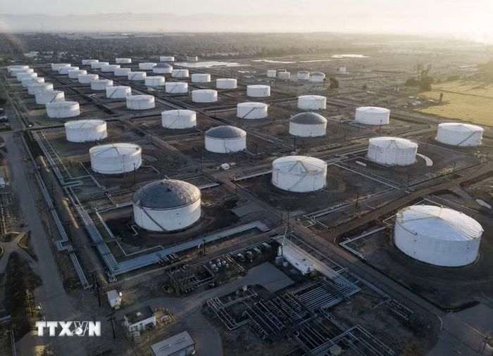 Kho dự trữ dầu ở Carson, California (Mỹ). (Ảnh: CNN/TTXVN)