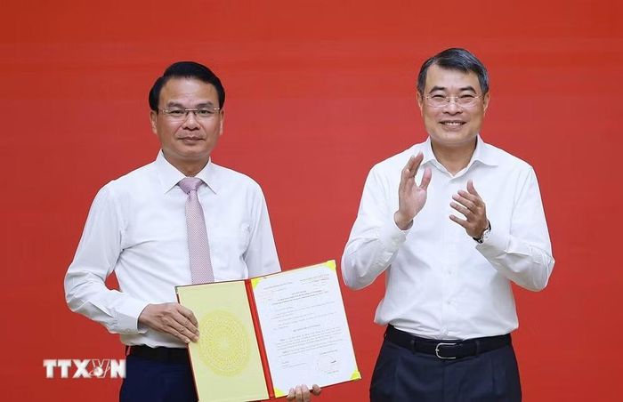 Thủ tướng Lê Minh Hưng trao quyết định cho đồng chí Đặng Xuân Phong, Bộ trưởng, Chủ nhiệm Văn phòng Chính phủ, giữ chức Phó Bí thư Đảng ủy Chính phủ. (Ảnh: Dương Giang/TTXVN)