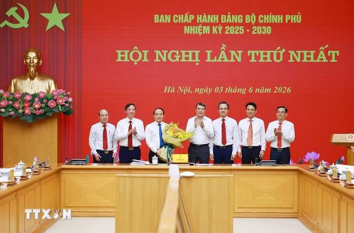 Thủ tướng Lê Minh Hưng chúc mừng Ủy ban Kiểm tra Đảng ủy Chính phủ. (Ảnh: Dương Giang/TTXVN)