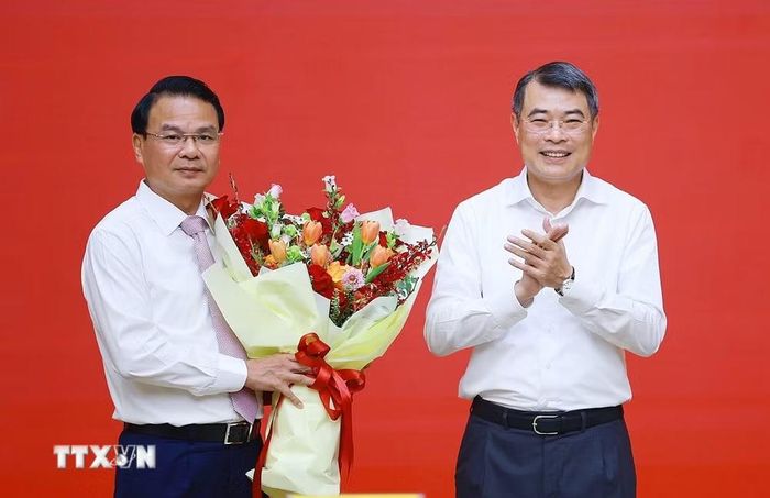 Thủ tướng Lê Minh Hưng trao quyết định cho đồng chí Đặng Xuân Phong, Bộ trưởng, Chủ nhiệm Văn phòng Chính phủ, giữ chức Phó Bí thư Đảng ủy Chính phủ. (Ảnh: Dương Giang/TTXVN)