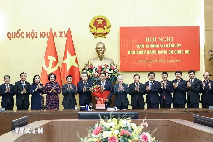 Chủ tịch Quốc hội Trần Thanh Mẫn và các đồng chí Ban Thường vụ Đảng ủy, Ban Chấp hành Đảng bộ Quốc hội chúc mừng Phó Bí thư Đảng ủy Quốc hội Lê Quang Mạnh. (Ảnh: Doãn Tấn/TTXVN) 