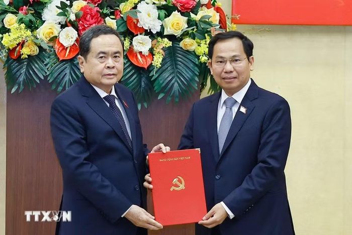 Chủ tịch Quốc hội Trần Thanh Mẫn trao Quyết định Phó Bí thư Đảng ủy Quốc hội cho Tổng thư ký Quốc hội, Chủ nhiệm Văn phòng Quốc hội Lê Quang Mạnh. (Ảnh: Doãn Tấn/TTXVN)
