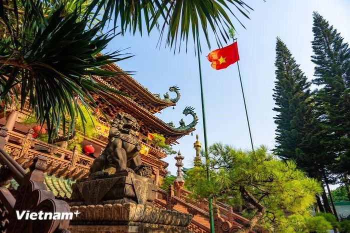 Kiến trúc của chùa tạo nên một không gian to lớn, trang nghiêm. (Ảnh: Minh Sơn/Vietnam+)