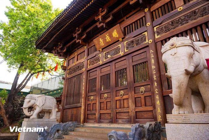 Nằm cách trung tâm thành phố Pleiku chừng 2km, chùa Minh Thành chịu ảnh hưởng từ phong cách kiến trúc Nhật Bản. Chùa được xây dựng từ năm 1964 bởi Hòa thượng Thích Giác Đạo và trở thành nơi thờ cúng, dâng hương của phật tử trong vùng. (Ảnh: Minh Sơn/Vietnam+)