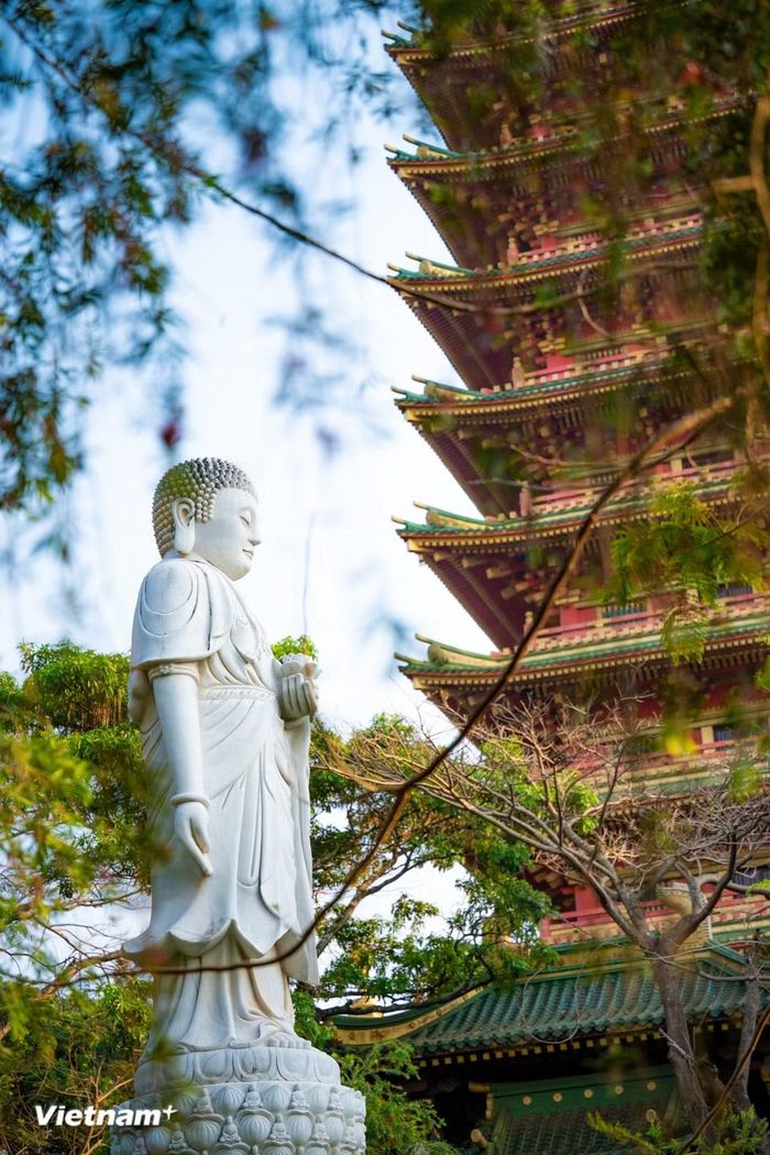 Kiến trúc chùa lấy phần lớn từ kiến trúc chùa thời Lý, Trần pha trộn với nét kiến trúc những ngôi chùa ở Trung Quốc và những ngôi đền ở Nhật Bản. Đây là sự giao thoa giữa các nền văn hóa Á Đông. (Ảnh: Minh Sơn/Vietnam+)