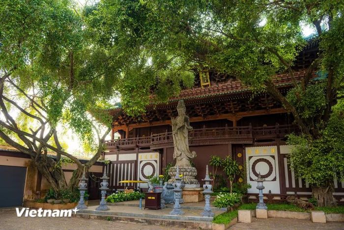 Mới bước vào trong khuôn viên chùa, tượng Phật bà Quan Âm được đặt chính giữa, xung quanh là những hàng cây cùng những cột đá tạo nên vẻ vừa uy nghi vừa thanh bình. (Ảnh: Minh Sơn/Vietnam+)