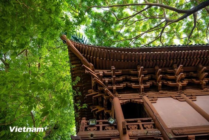 Tất cả lối kiến trúc đó đã làm nên bức tranh của chùa thêm phần cổ kính, ấn tượng. Nhiều khách du lịch ví nhìn từ xa, ngôi chùa này hiện lên như một cung điện thu nhỏ nơi phố núi Pleiku. (Ảnh: Minh Sơn/Vietnam+)