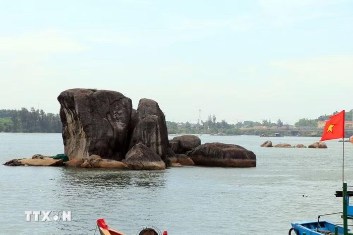 Luồng lạch vào Cảng cá sông Trà Bồng có nhiều đá lộ thiên, đá ngầm nên tàu lớn ra vào cảng gặp khó khăn. (Ảnh: Cao Nguyên/TTXVN)