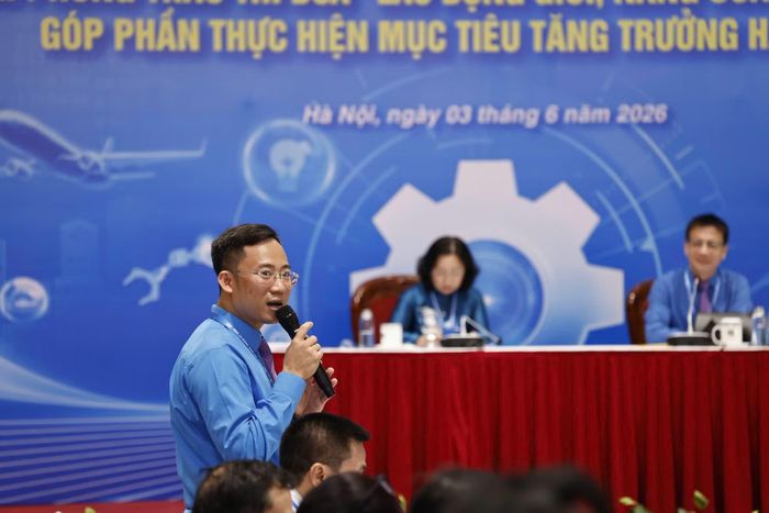 Ông Cao Minh Hòa, Chủ tịch Công đoàn kiêm Giám đốc Kỹ thuật Công ty Cổ phần Sữa TH chia sẻ tại phiên thảo luận. (Ảnh: PV/Vietnam+)