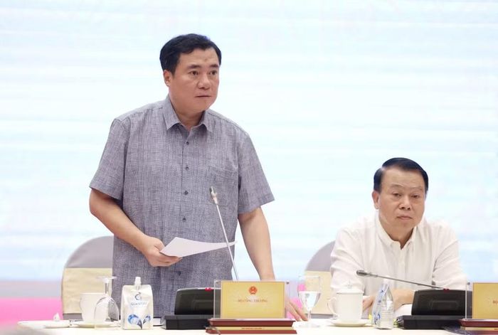 Thứ trưởng Bộ Công Thương Nguyễn Sinh Nhật Tân đã chia sẻ thông tin xoay quanh câu chuyện về xăng nhiên liệu sinh học E5, E10 và các giải pháp bảo vệ quyền lợi người tiêu dùng. (Ảnh: Vietnam+)
