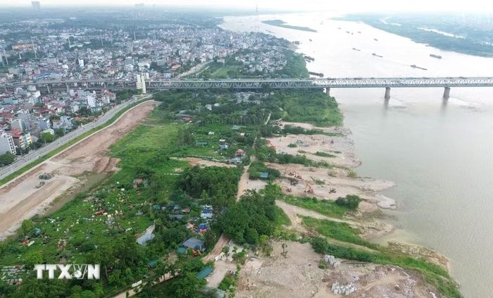 Công viên công cộng Phú Thượng sẽ trở thành điểm nhấn cảnh quan của khu vực ven sông Hồng, góp phần hoàn thiện không gian đô thị, cải thiện môi trường sống và tạo thêm không gian văn hóa, vui chơi, thể dục thể thao cho người dân khu vực phía Bắc Thủ đô. (Ảnh: Quốc Khánh/TTXVN)