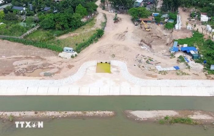 Khu vực sát bờ sông Hồng cũng đang thi công hạng mục cống thoát nước thuộc dự án xây dựng trạm bơm Phú Thượng nhằm tiêu thoát nước cho Khu đô thị Ciputra, Sunshine. (Ảnh: Quốc Khánh/TTXVN)