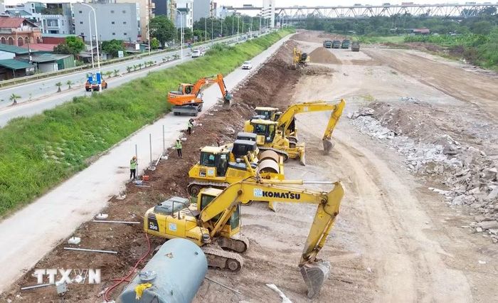 Đầu tháng 6/2026, chủ đầu tư và nhà thầu đã huy động nhiều máy móc tập kết về khu vực bãi sông Hồng để chuẩn bị thi công dự án Công viên công cộng phường Phú Thượng trên phần diện tích đã được giao. (Ảnh: Quốc Khánh/TTXVN)