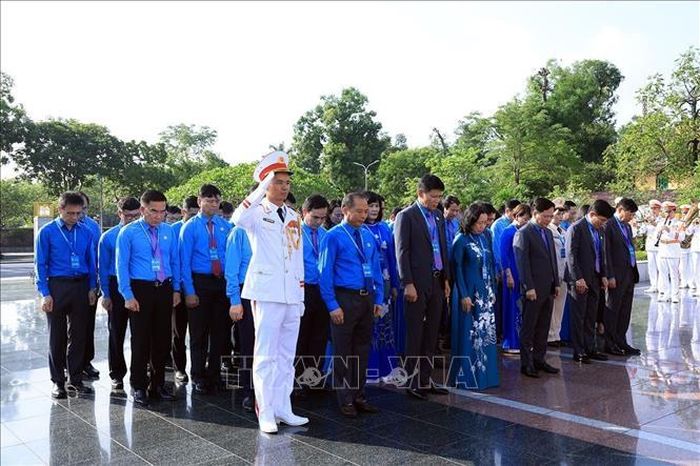 Đoàn đại biểu Công đoàn Việt Nam đến đặt vòng hoa tại Đài tưởng niệm các Anh hùng liệt sĩ trên đường Bắc Sơn. Ảnh: Tuấn Anh/TTXVN